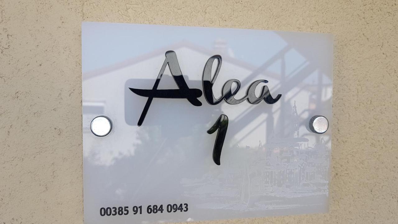 Apartments Alea ロヴィニ エクステリア 写真